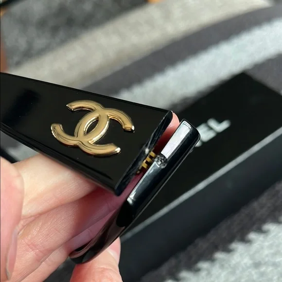 CHANEL Black Sunglasses with Gold Logo - Picture 4 of 11